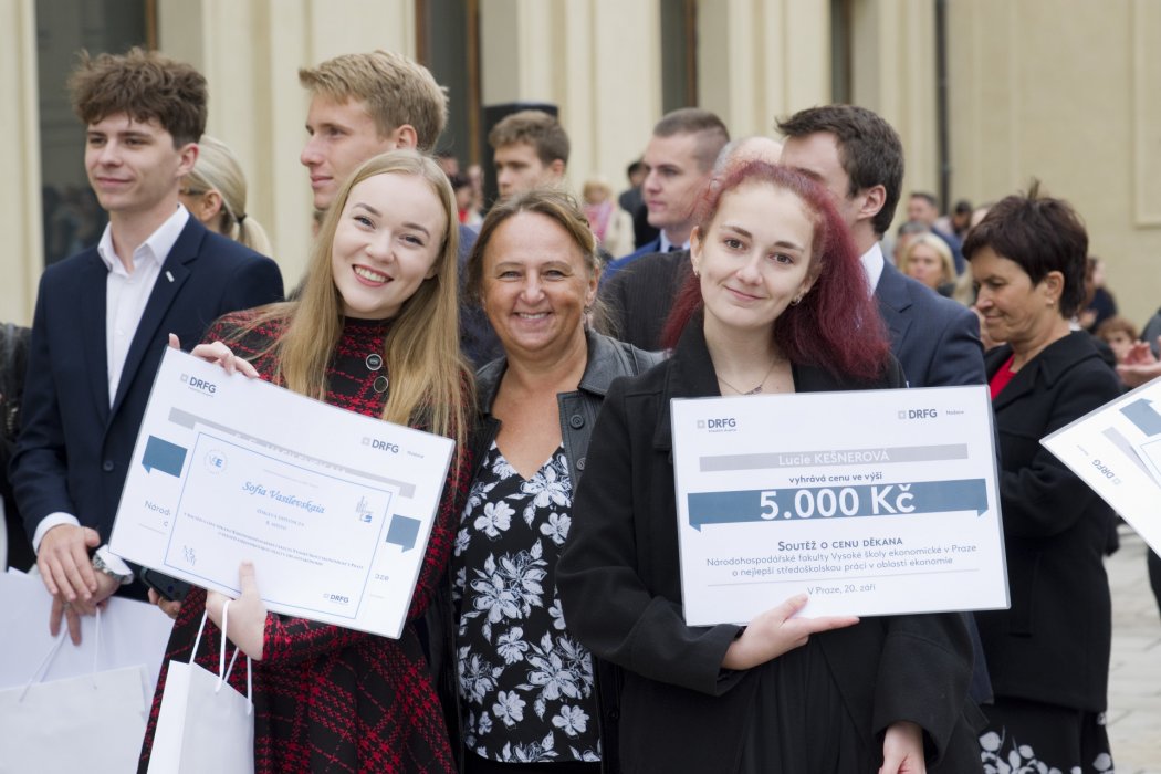 Předání ocenění studentkám 4. A za skvělé umístění v ekonomické soutěži VŠE v Praze