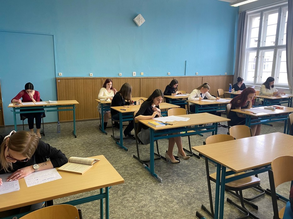 Maturitní zkoušky začaly praktickými pracemi z odborných předmětů a písemkami z českého a cizích jazyků