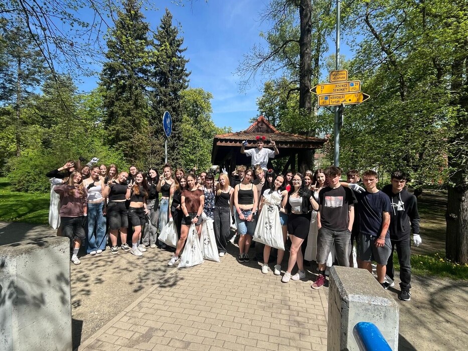 MOA uklízí